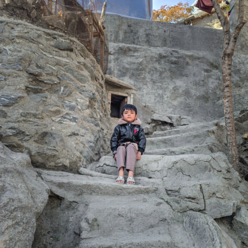 De humanitaire crisis in Afghanistan: weeskinderen bereiken in kwetsbare gemeenschappen